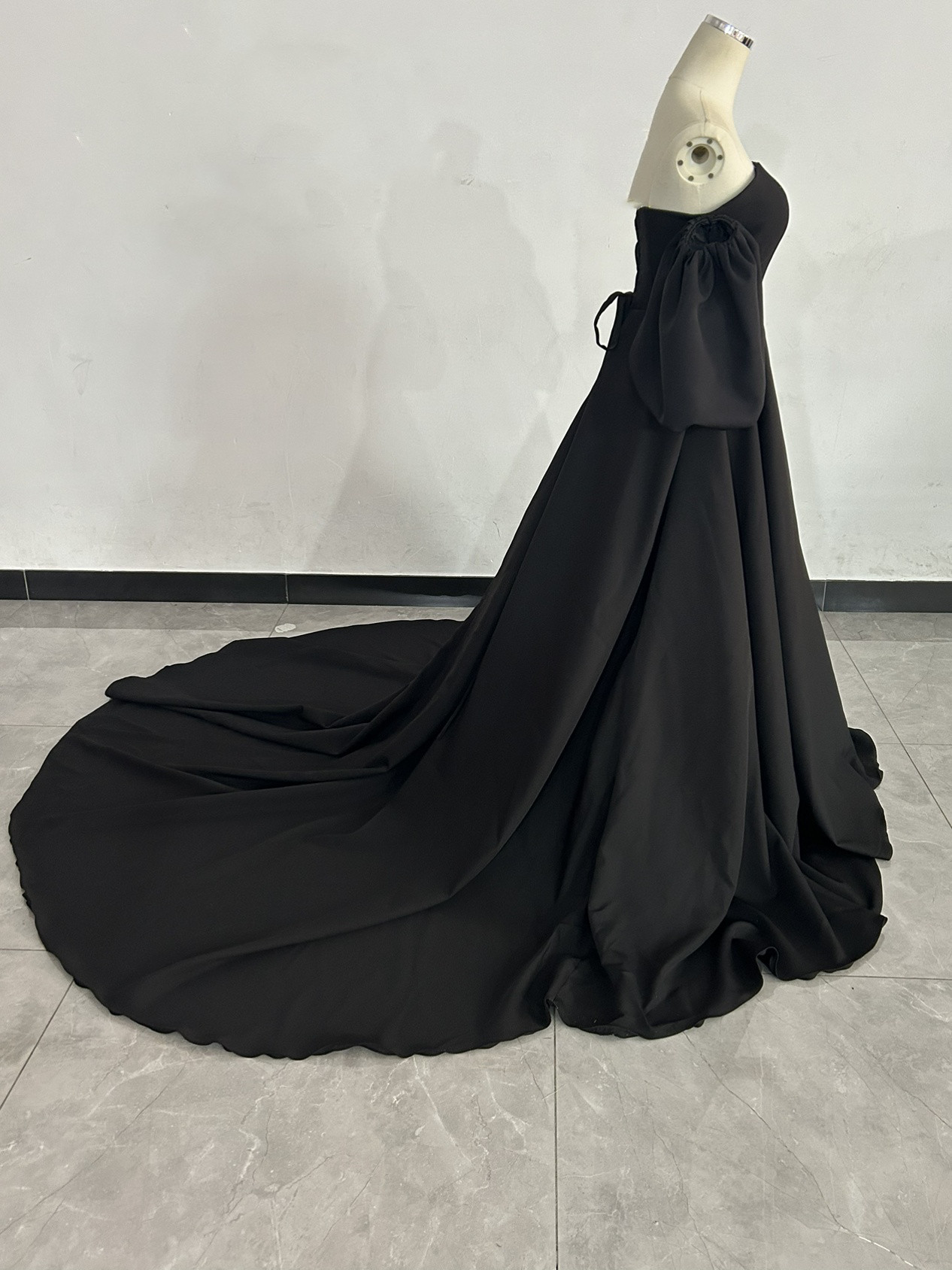 人気上昇 オフショル 黑 パーティードレス 二次会 前撮り 挙式 パフスリーブ　マット生地