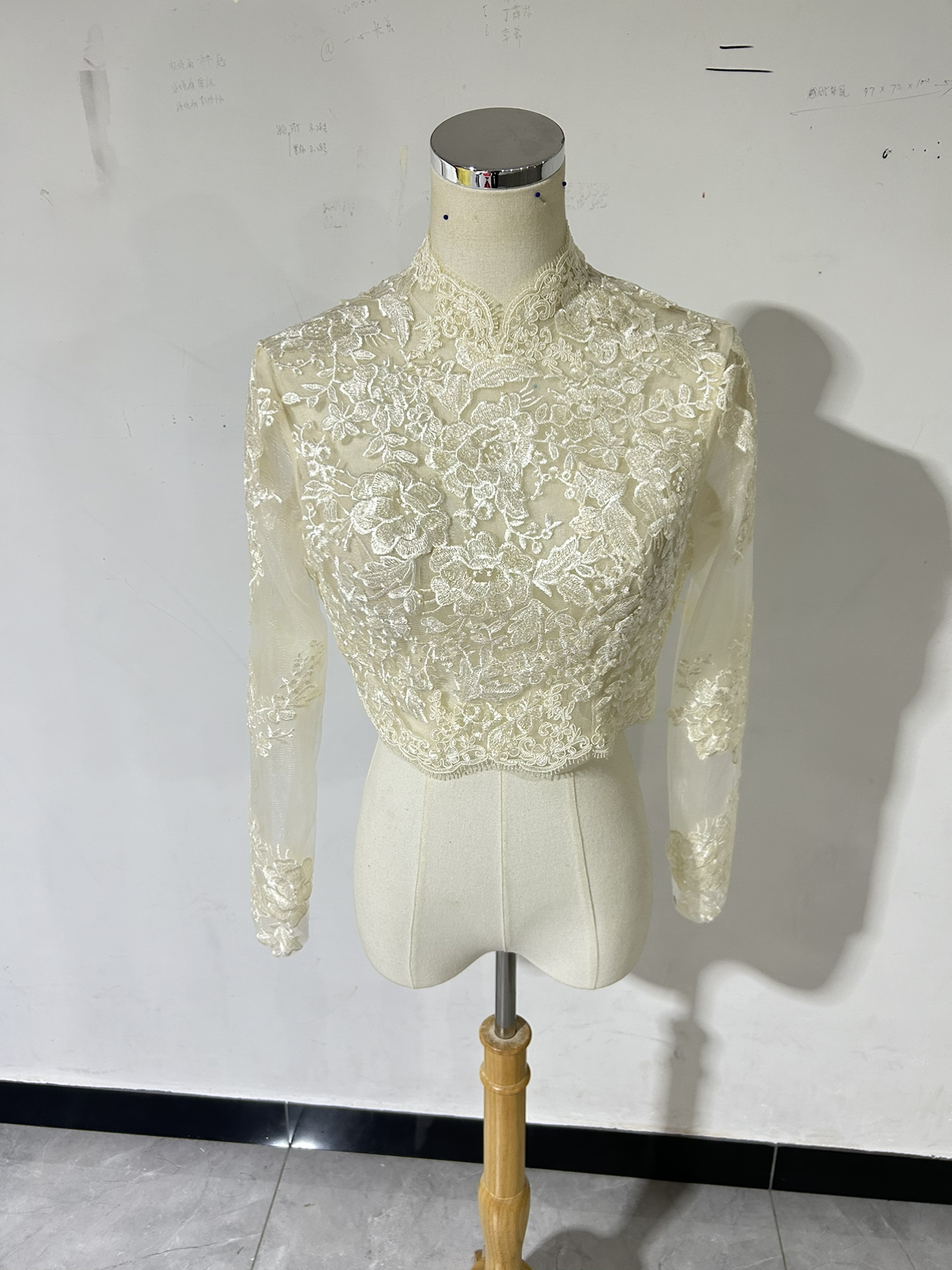 ボレロ アイボリー ハイネック ロングスリーブ 花モチーフ くるみボタン 花嫁 結婚式