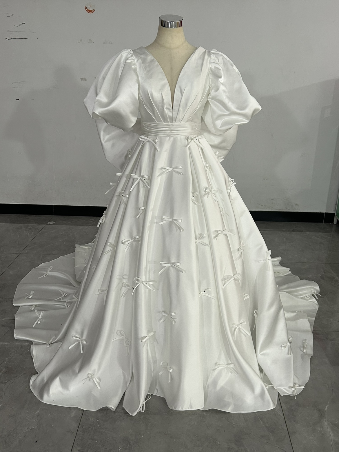 美品！ウェディングドレス Vネック リボン パフスリーブ 背中見せ ロングトレーン 結婚式