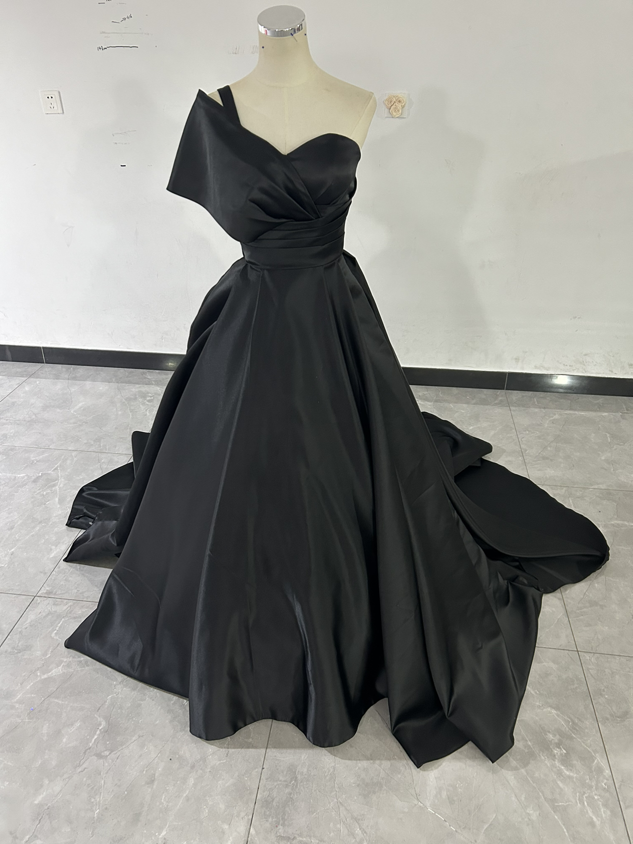 大好評中！パーティードレス ブラック 光沢サテン ワンショルダー Aライン 披露宴