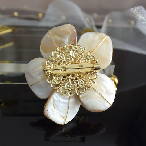 淡水パールの花びらのブローチ フォーマル・入園入学に ブローチ Spica