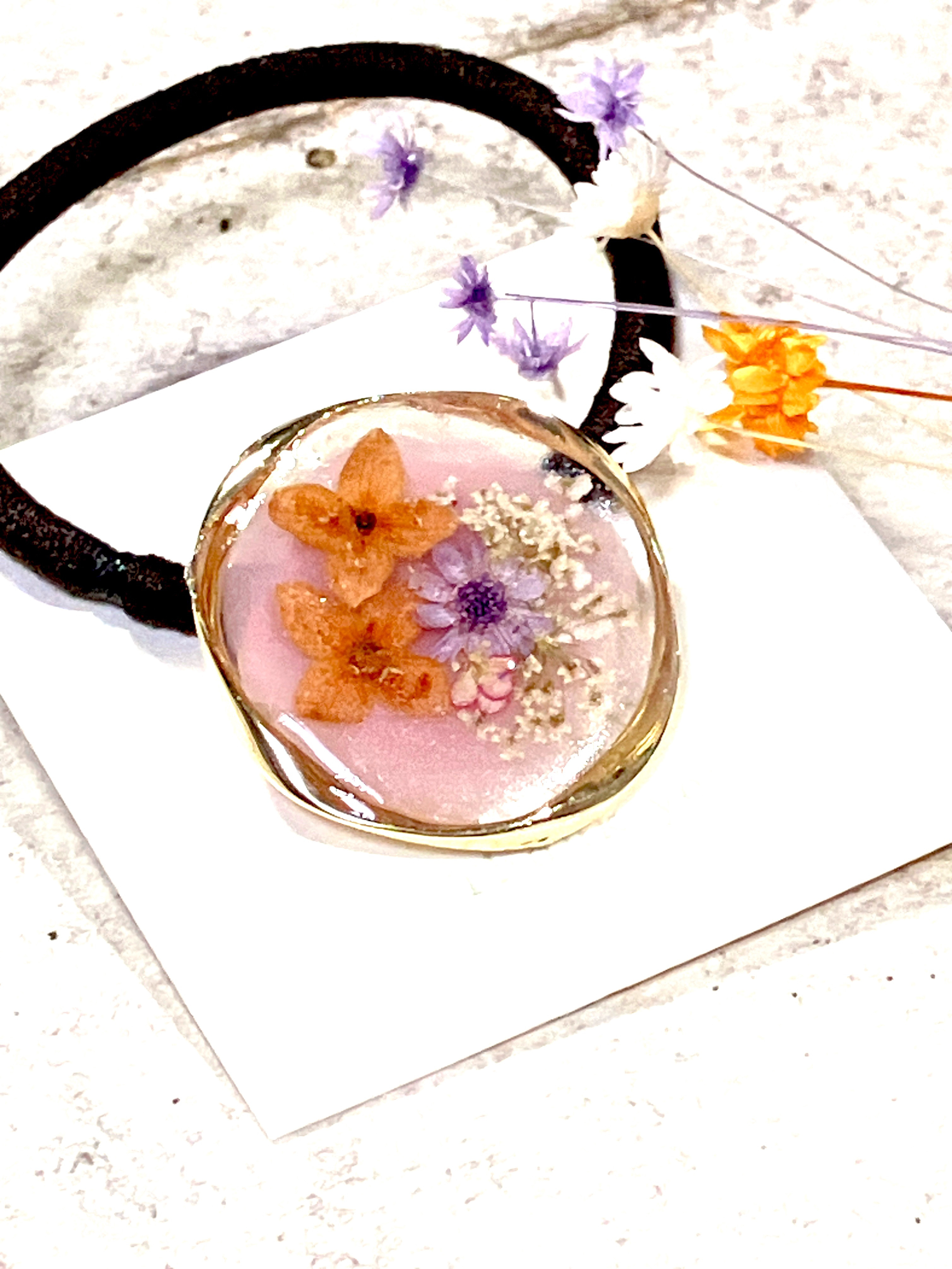 ヘアゴム ⌘お花 オレンジ ビジュー レジン ゴールド スカラップ うねうね 黒