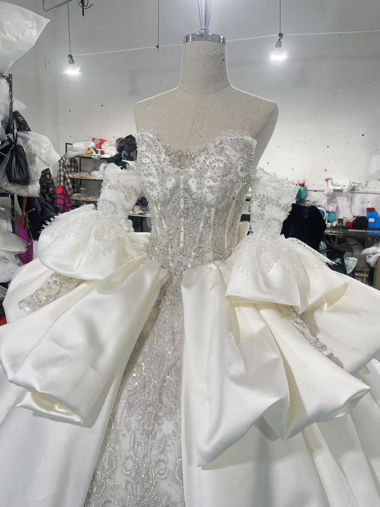 抜群のお洒落見え！パフスリーブ　オフホワイト取り外し可能お袖　二の腕を隠せるボリューム　プリンセスライン　フランスレース