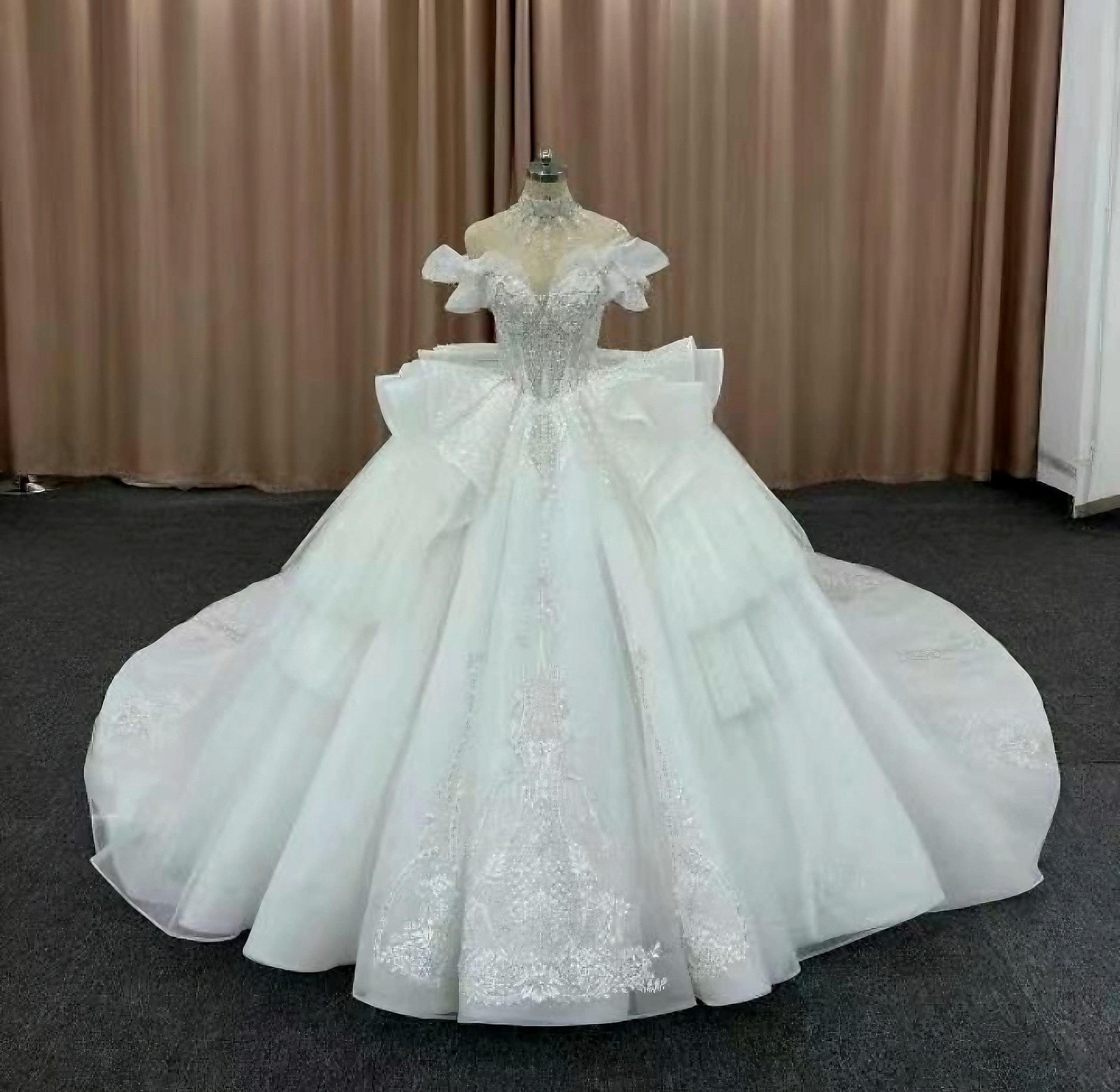 バックリボン　王道派二の腕を隠せる　vネック　ウェディングプリンセスライン　ボリューム　白　レース付き　華やかなトレーン