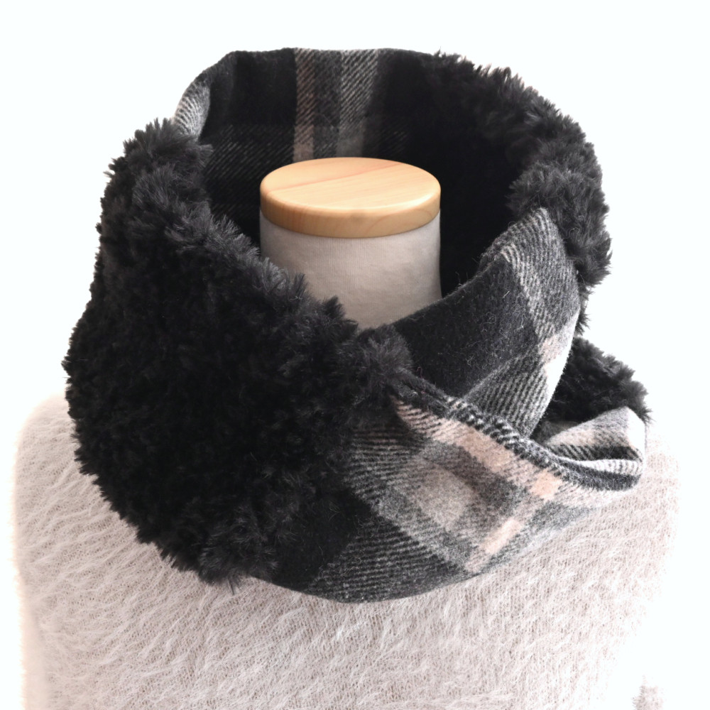 モノトーン チェック×ふわふわファー＊クロス ネックウォーマー《ブラック×アイボリー》