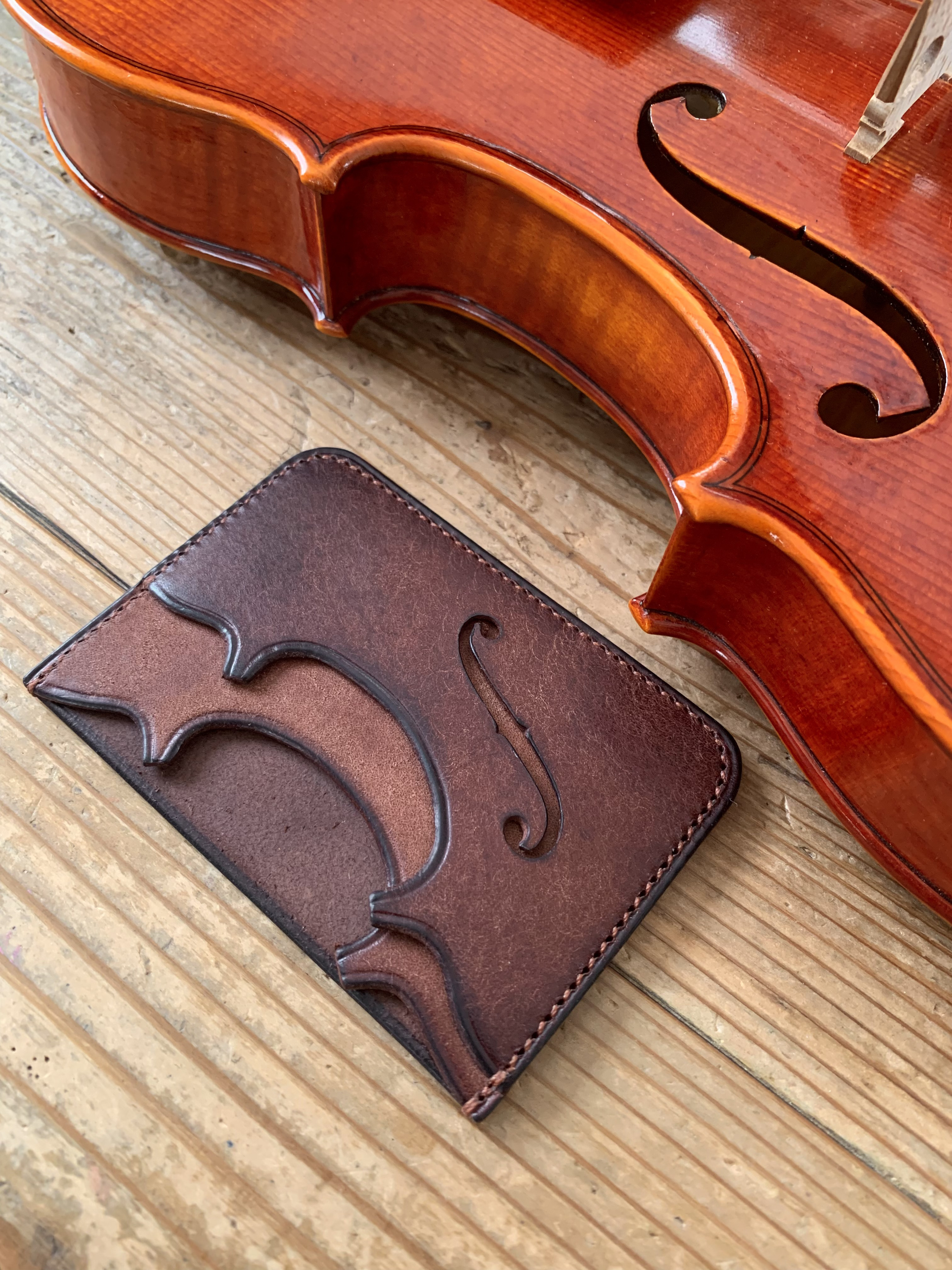 手縫いで創った革のパスケース 『Torta Cioccolata - Topolino 455』