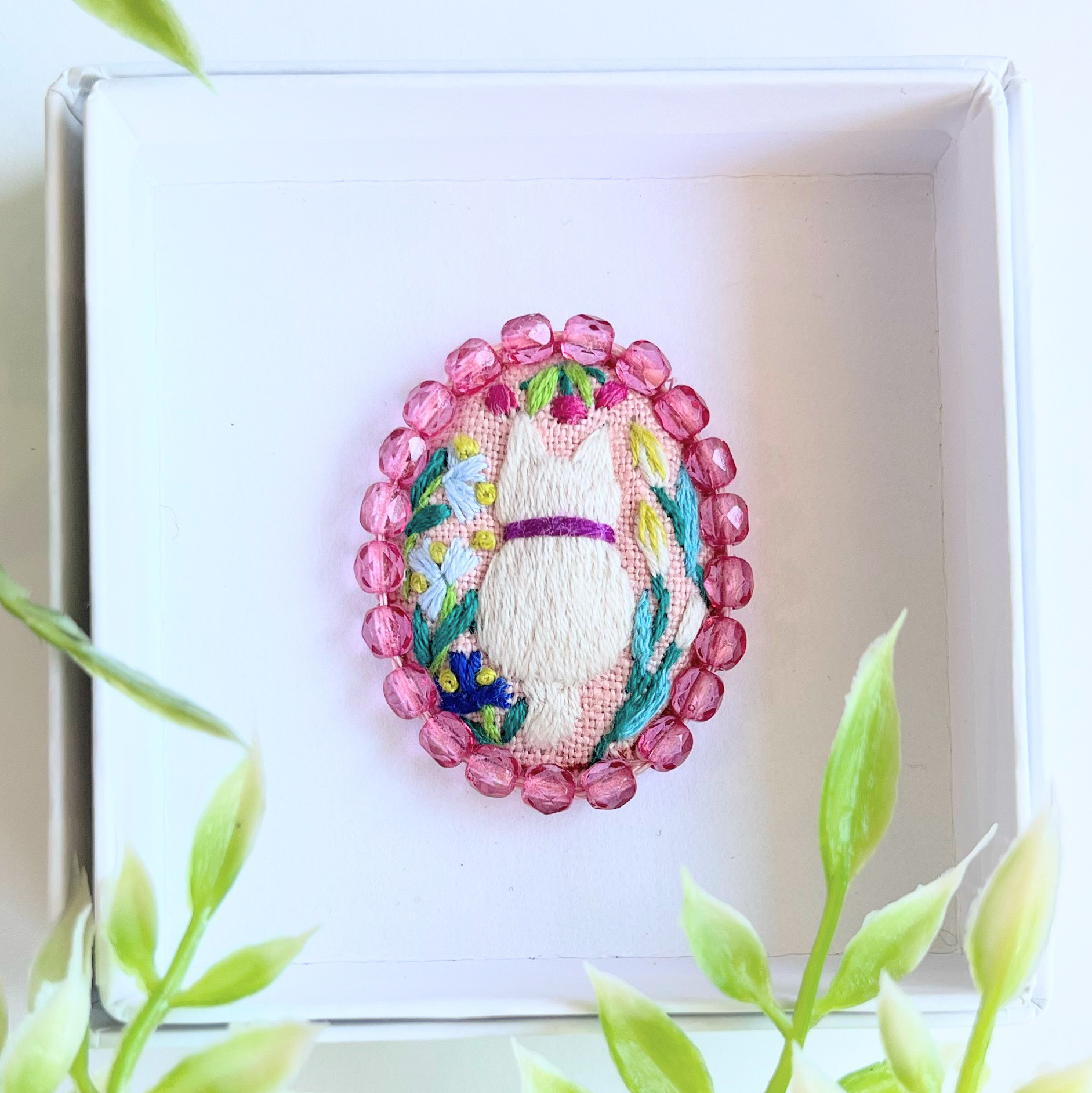 ビーズで飾ったこねこと草花のミニ刺繍ブローチ【botanical】#337