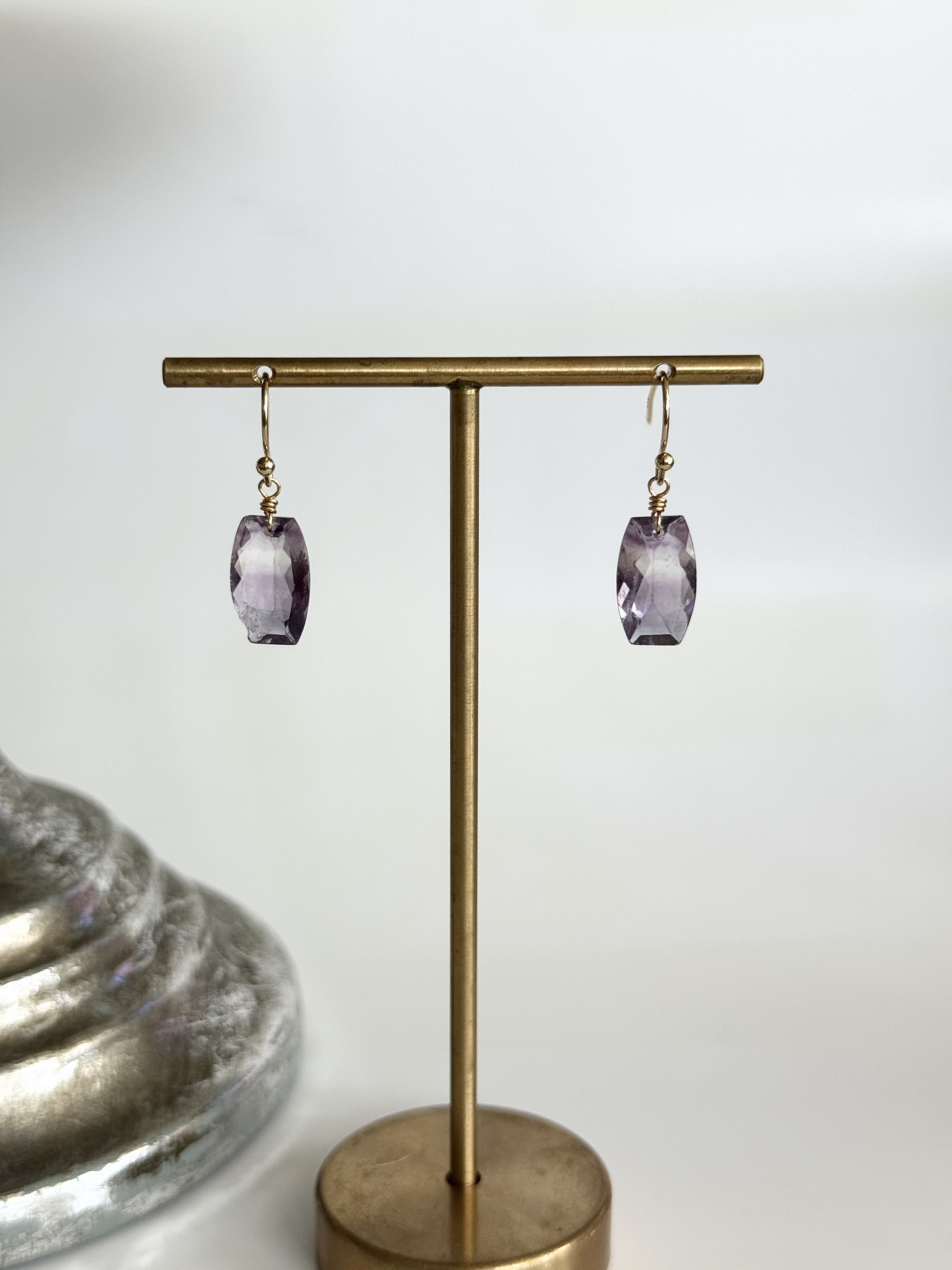 【アウトレット】マルチカラーフローライトのファセットカットピアス/金具変更可〈14kgf  K10  K18〉