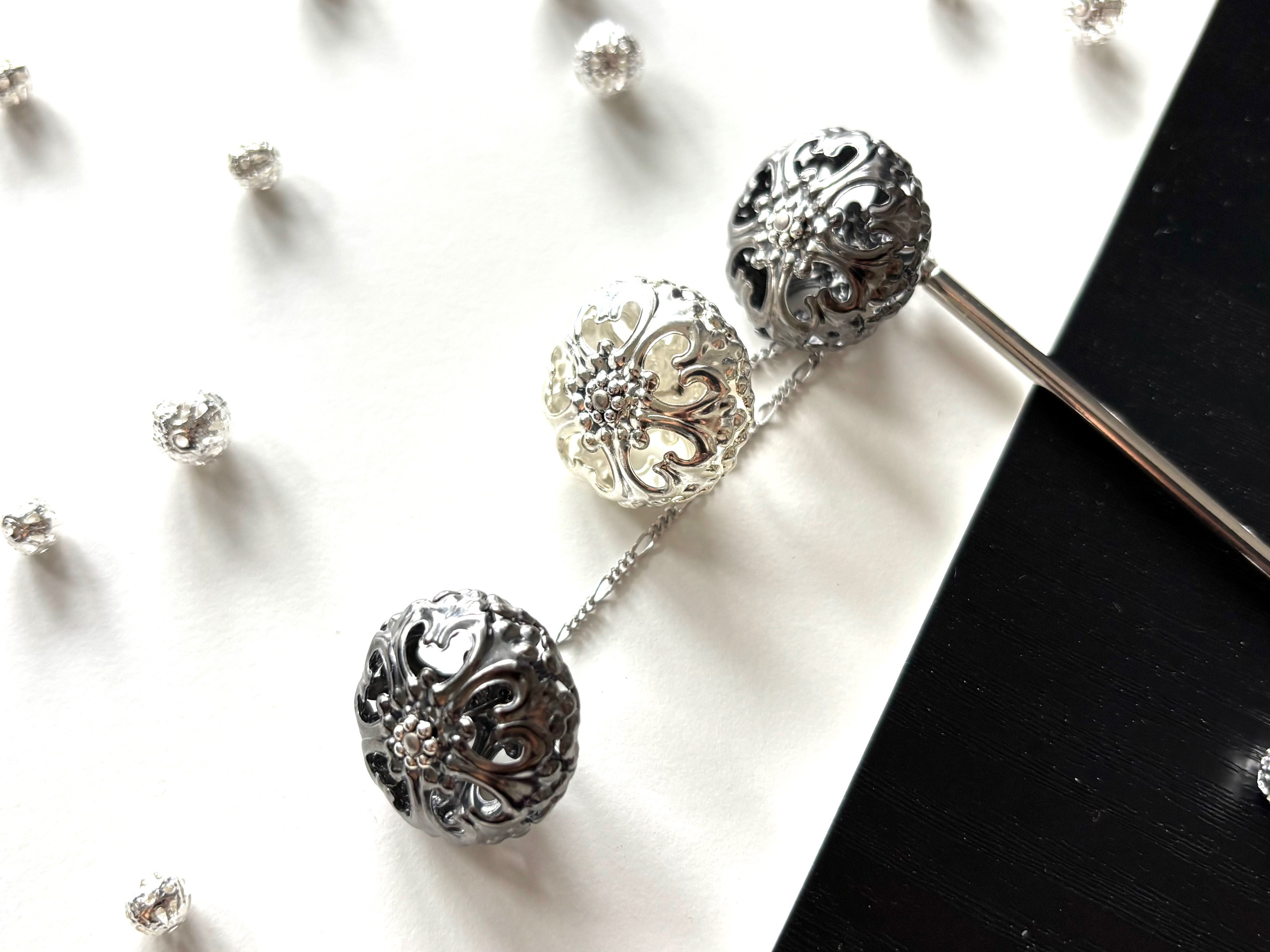 かんざし　楕円のアジアン透かしビーズ　シルバー３連　ガンメタ　モノトーン　黒　モノクロ　桜　サクラ　さくら　一本挿し簪