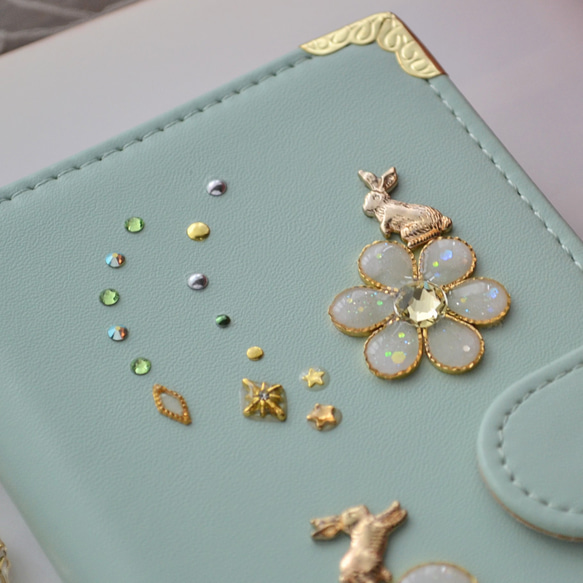 レア機種にも対応！手帳型スマホケース『うさぎとミントグリーンの庭 』milky white flowers全機種注文可◎ 3枚目の画像