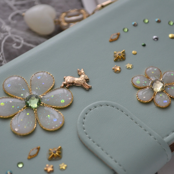 レア機種にも対応！手帳型スマホケース『うさぎとミントグリーンの庭 』milky white flowers全機種注文可◎ 2枚目の画像