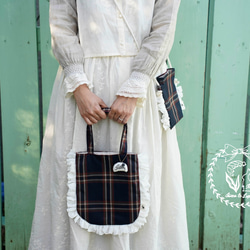 たっぷりフリルの乙女なトートバッグ【チェック&ウサギ】 1枚目の画像