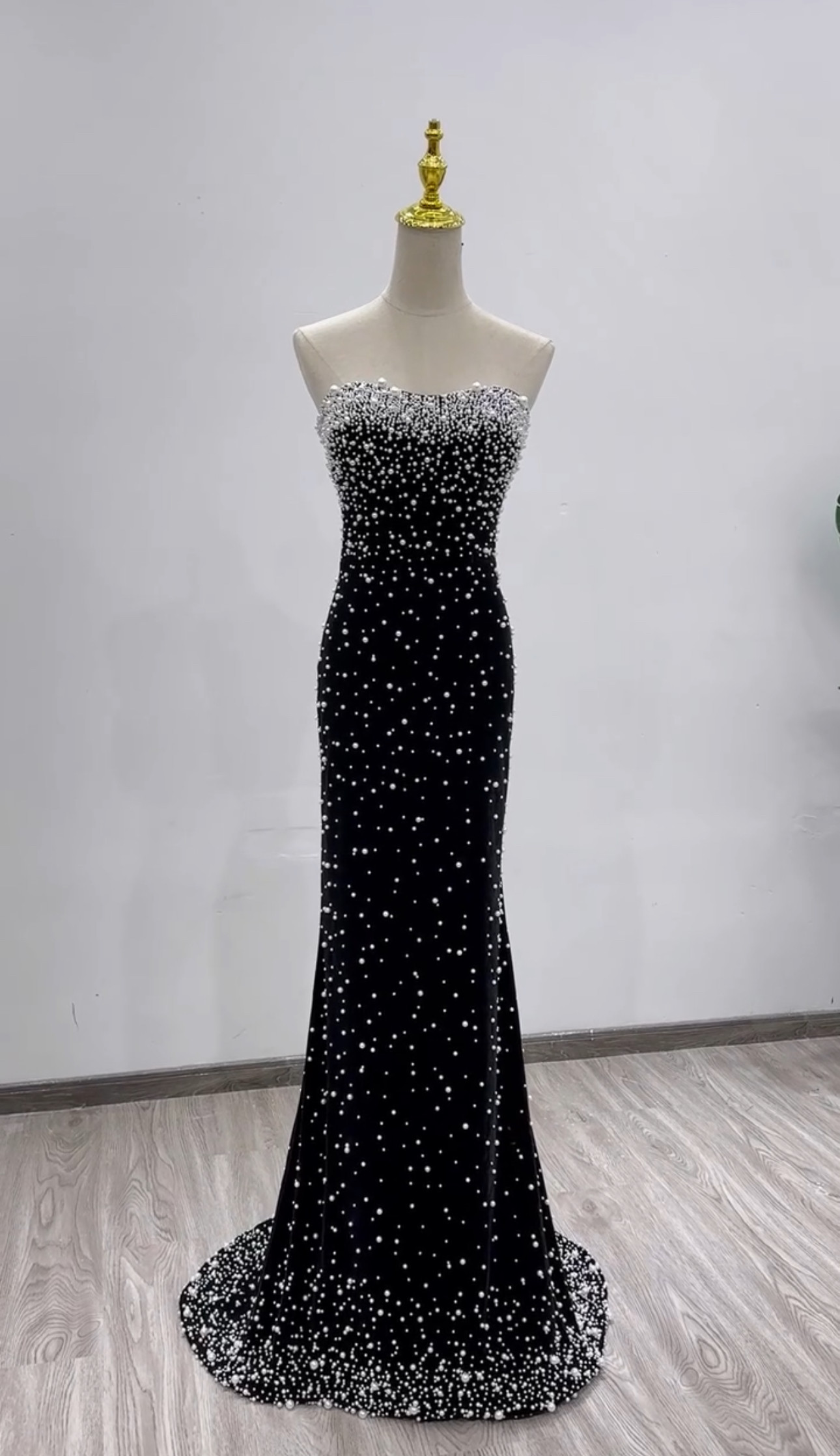 抜群のおしゃれ見え！パーディードレス　黒　たっぷりパール豪華　マーメイドドレス　短いトレーン　キラキラ2次会カラードレス
