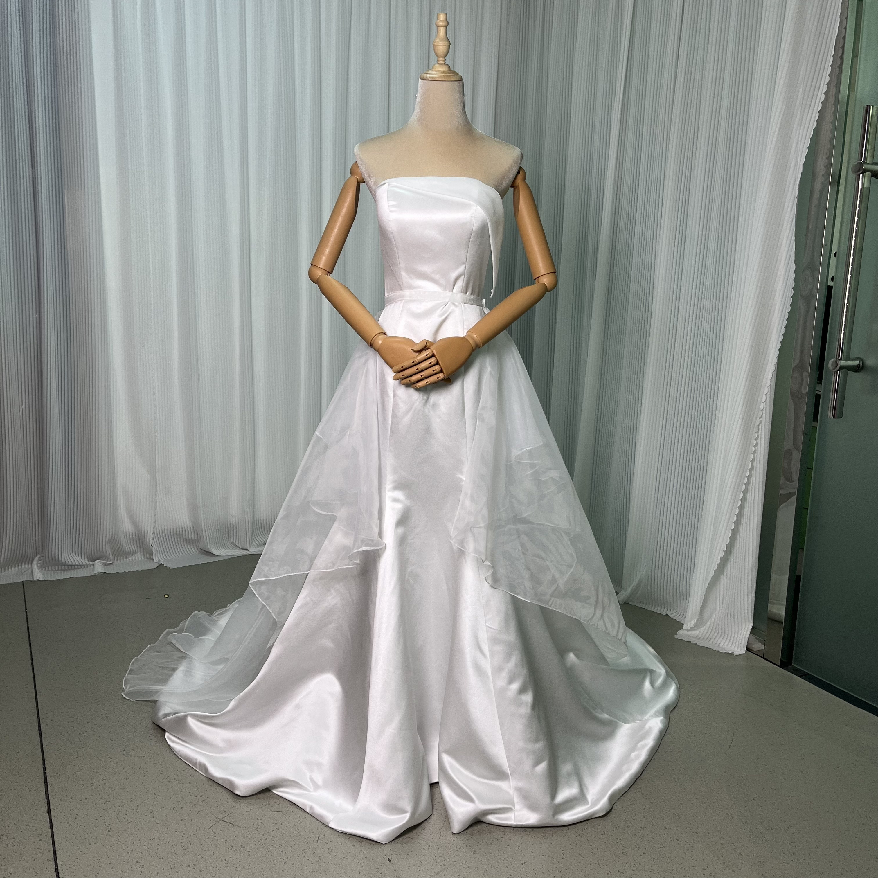 送料無料！ベアトップ 背中見せ オーバースカート マーメイドライン ラッフルフリル パーティードレス パーティー