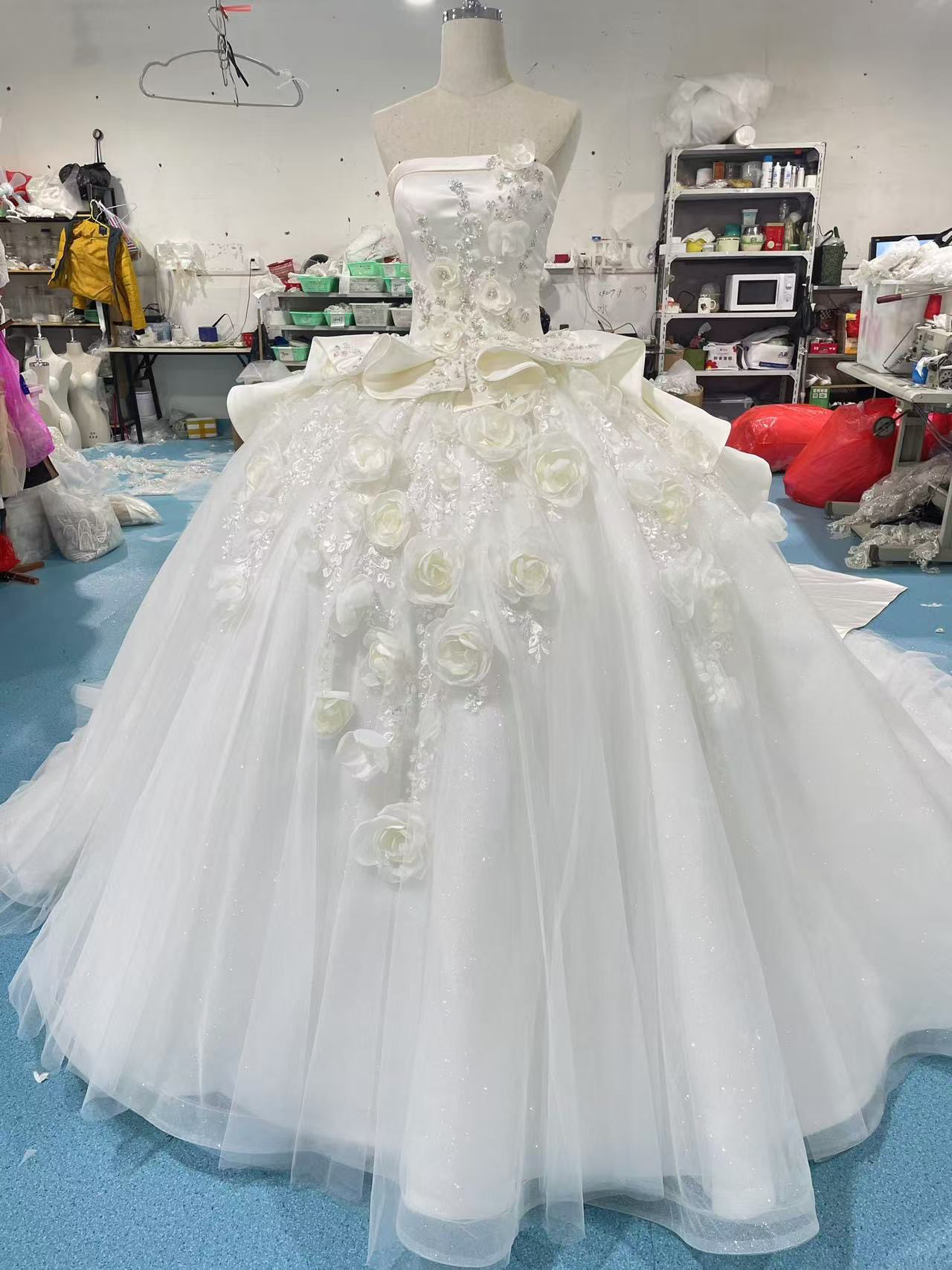 激安！ビスチェライン　高級サテン　薔薇飾り　華やかなトレーン　オフホワイト　ラッフルスカート　プリンセス結婚式二次会挙式