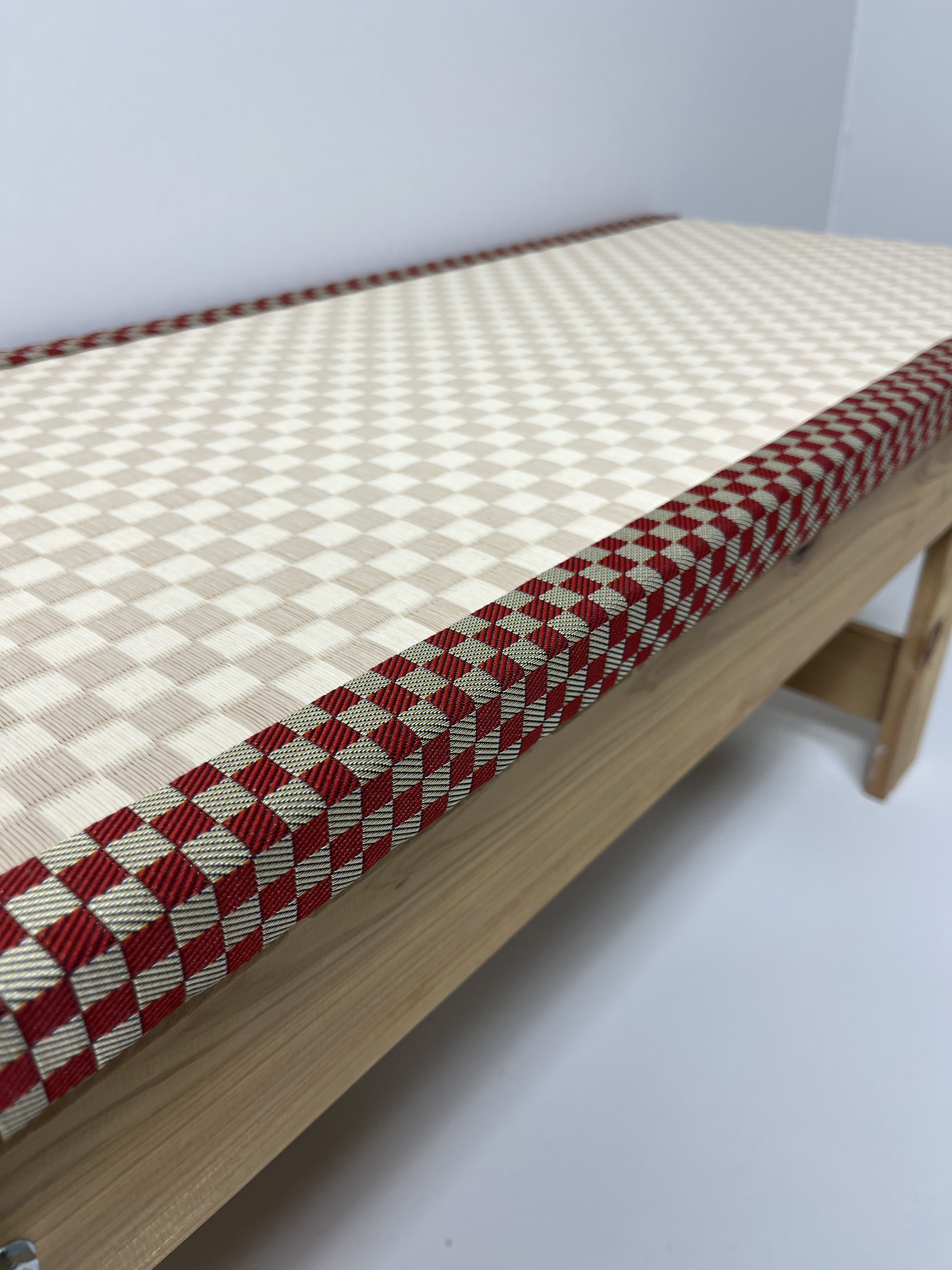 軽くてどこでも持ち運べる　畳縁台　市松ピンク