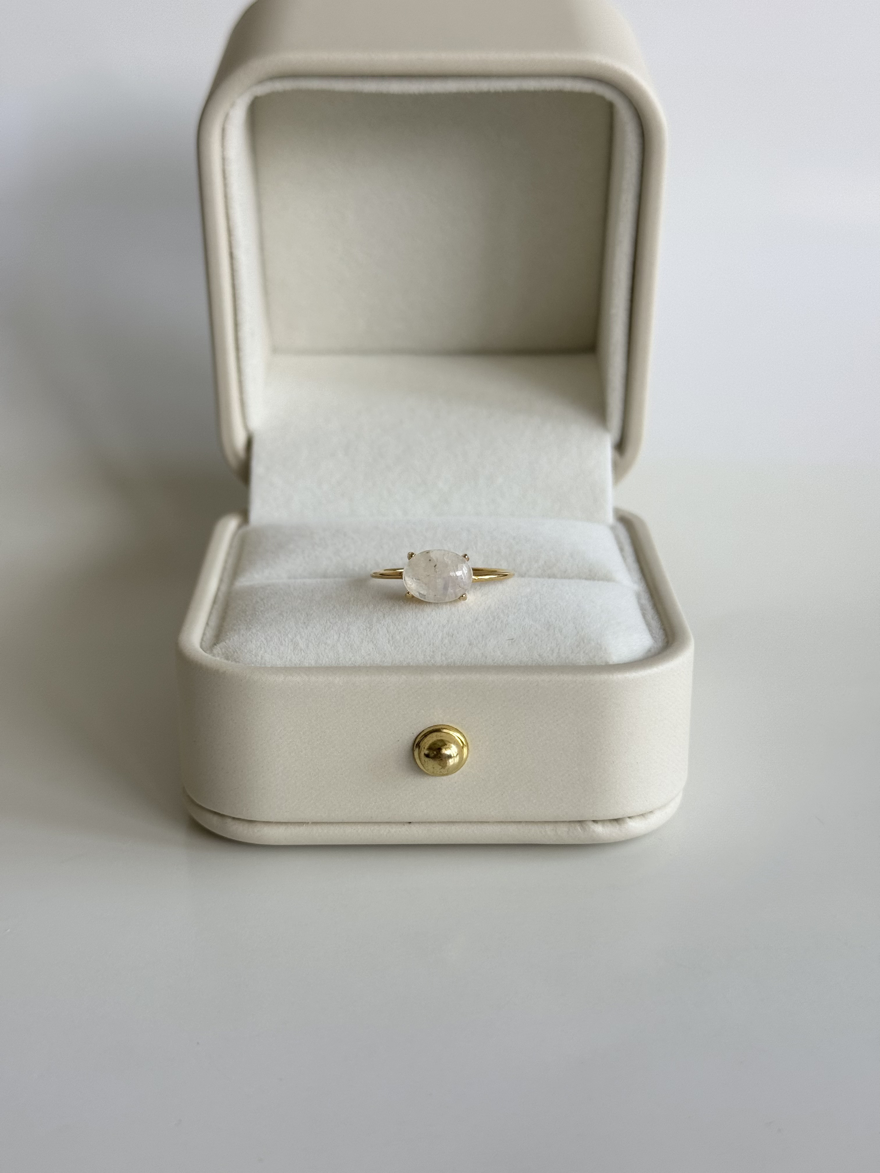 レインボームーンストーンのオーバルカボションリング〈silver925 18kgp〉