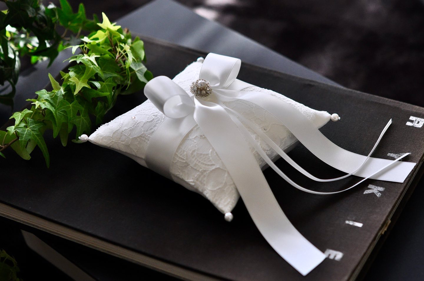 ブライダルホワイトのサテン　オートクチュール刺繡リングピロー　ラッセルレース＆リボン