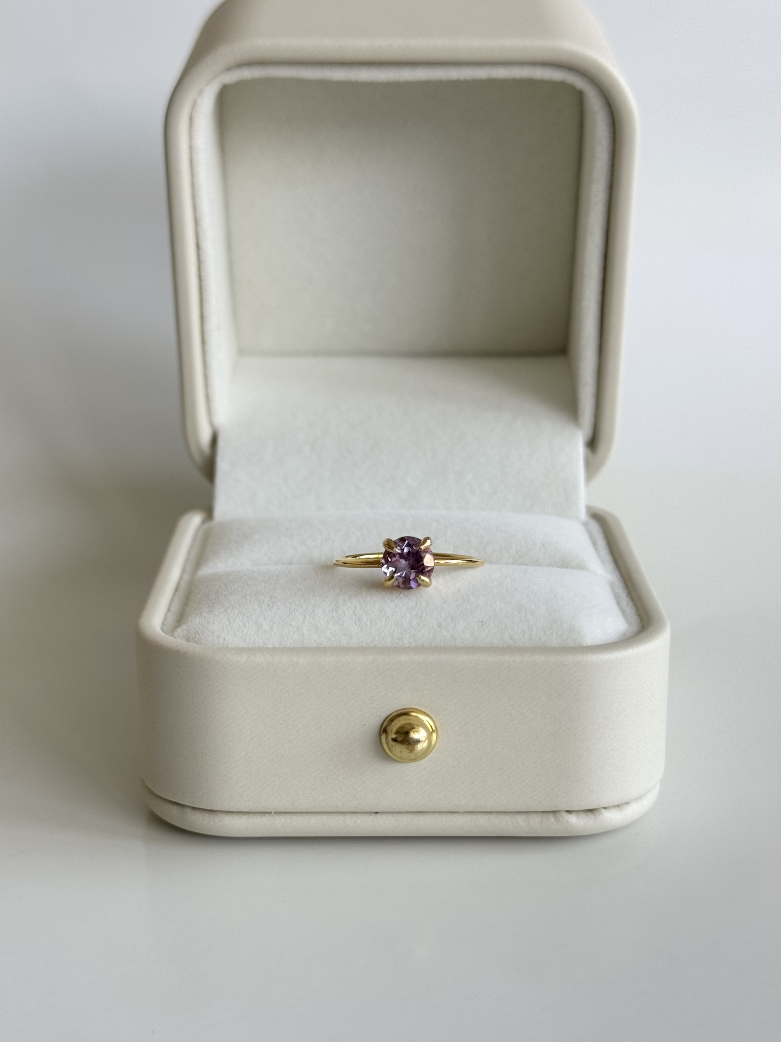 アメジストのラウンドファセットカットリング〈silver925 18kgp〉
