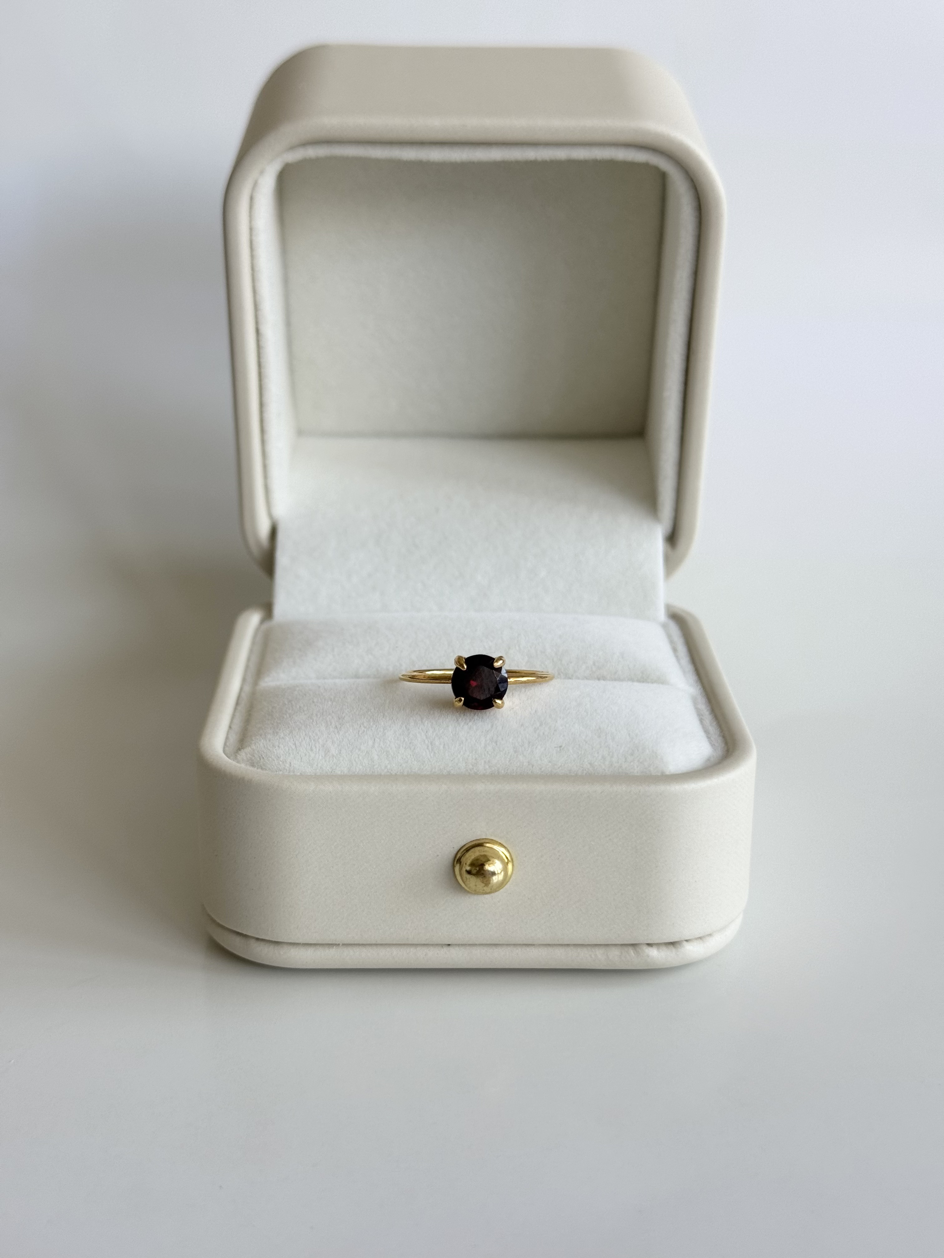 ロードライトガーネットのラウンドファセットカットリング〈silver925 18kgp〉