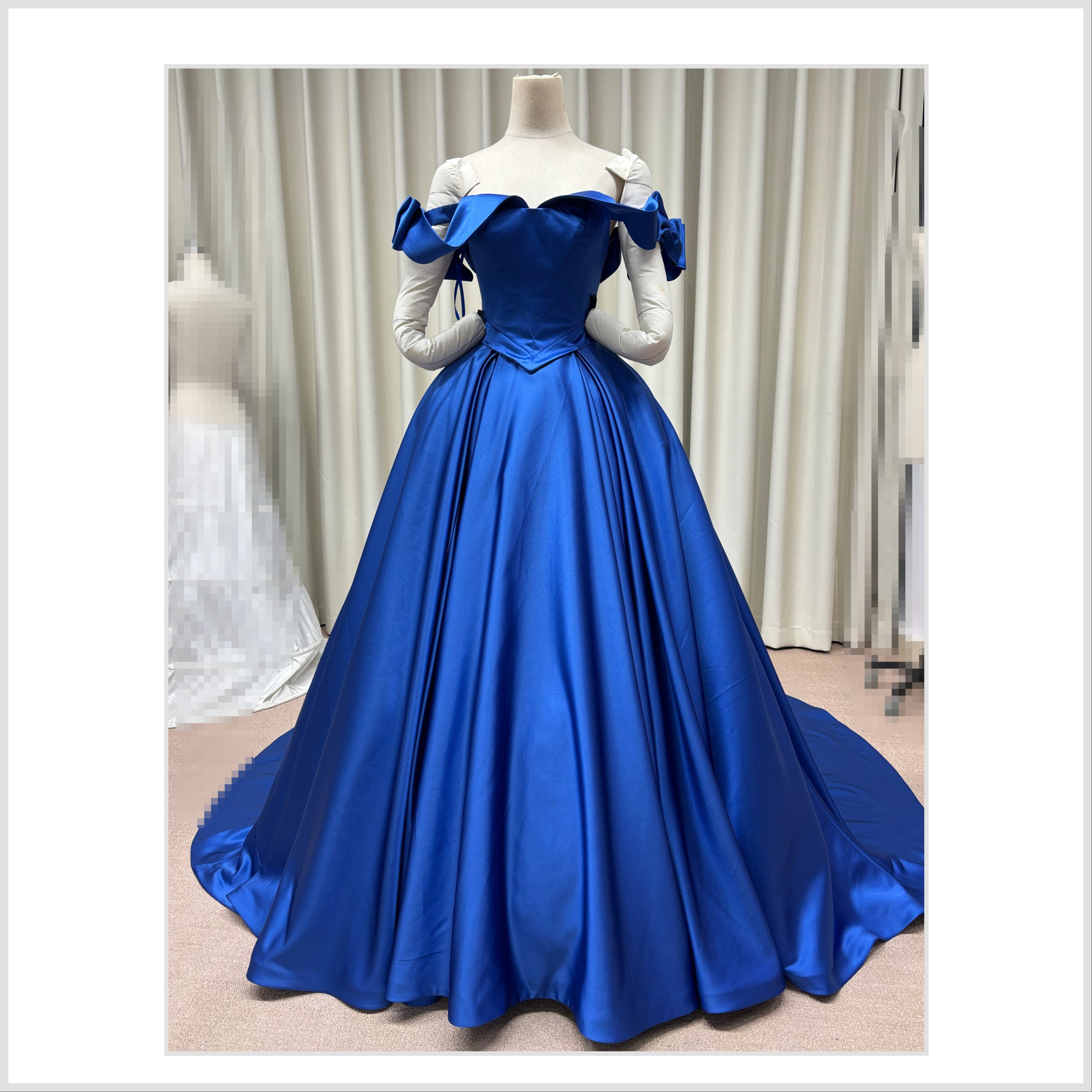 プリンセスライン  気品あふれるシルエット  王道クラシックデザイン  華麗なプリンスライン  ロイヤルブルードレス