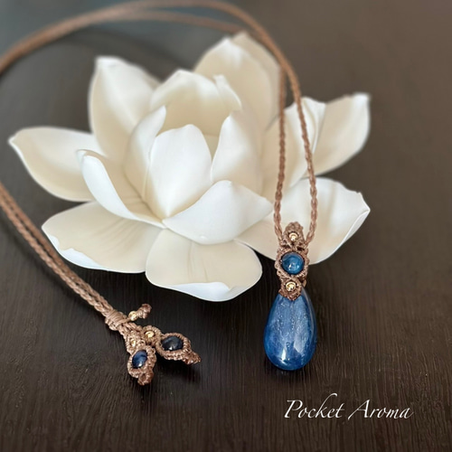 『海雫』大きなブルーラブラドライトとカイヤナイトのマクラメペンダントネックレス 海雫』大きなブルーラブラドライトとカイヤナイトのマクラメ