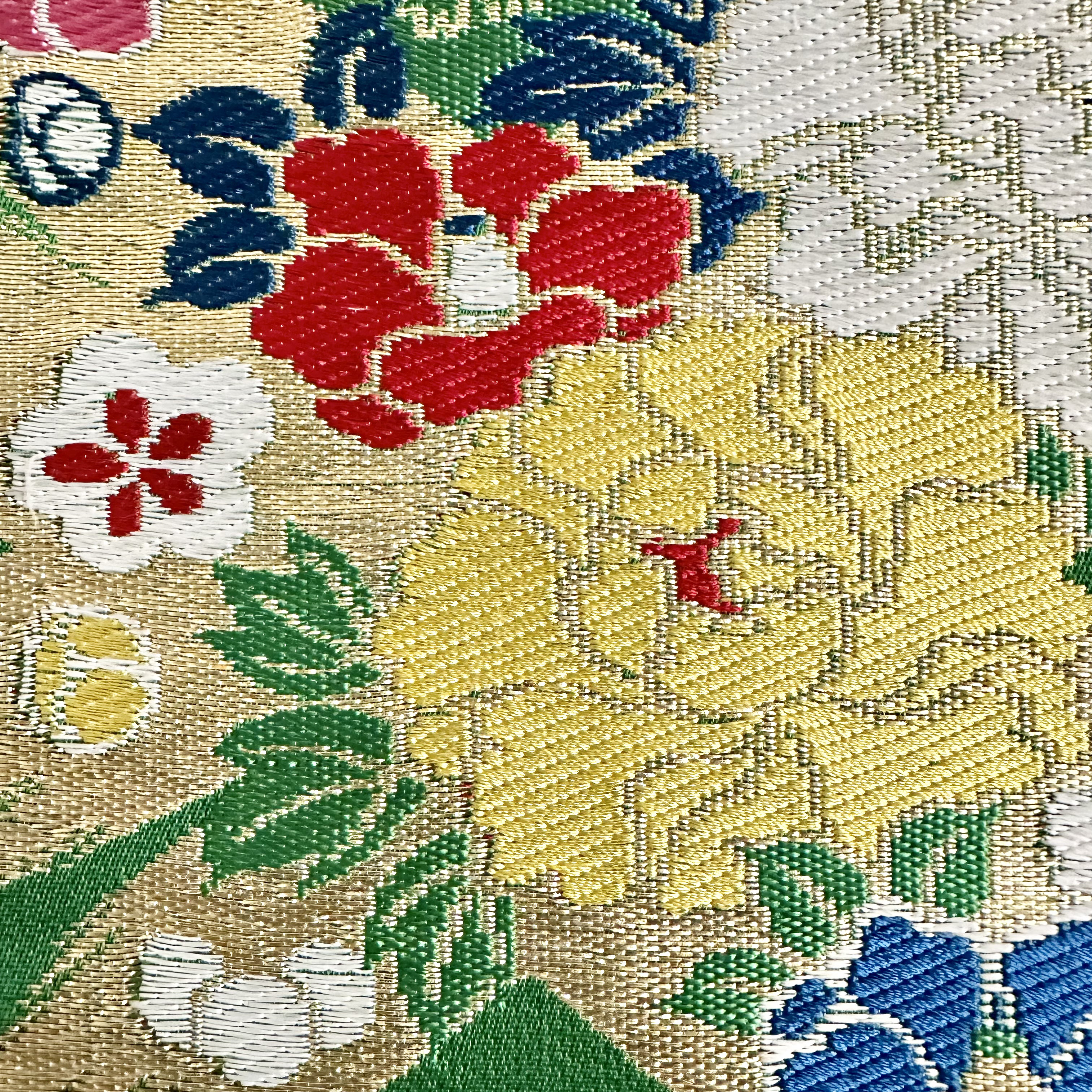 帯のタペストリー　鮮やかな緑にとりどりの花　帯　着物　リメイク インテリア　掛け軸 　テーブルランナー　ひなまつり｜詳細画像