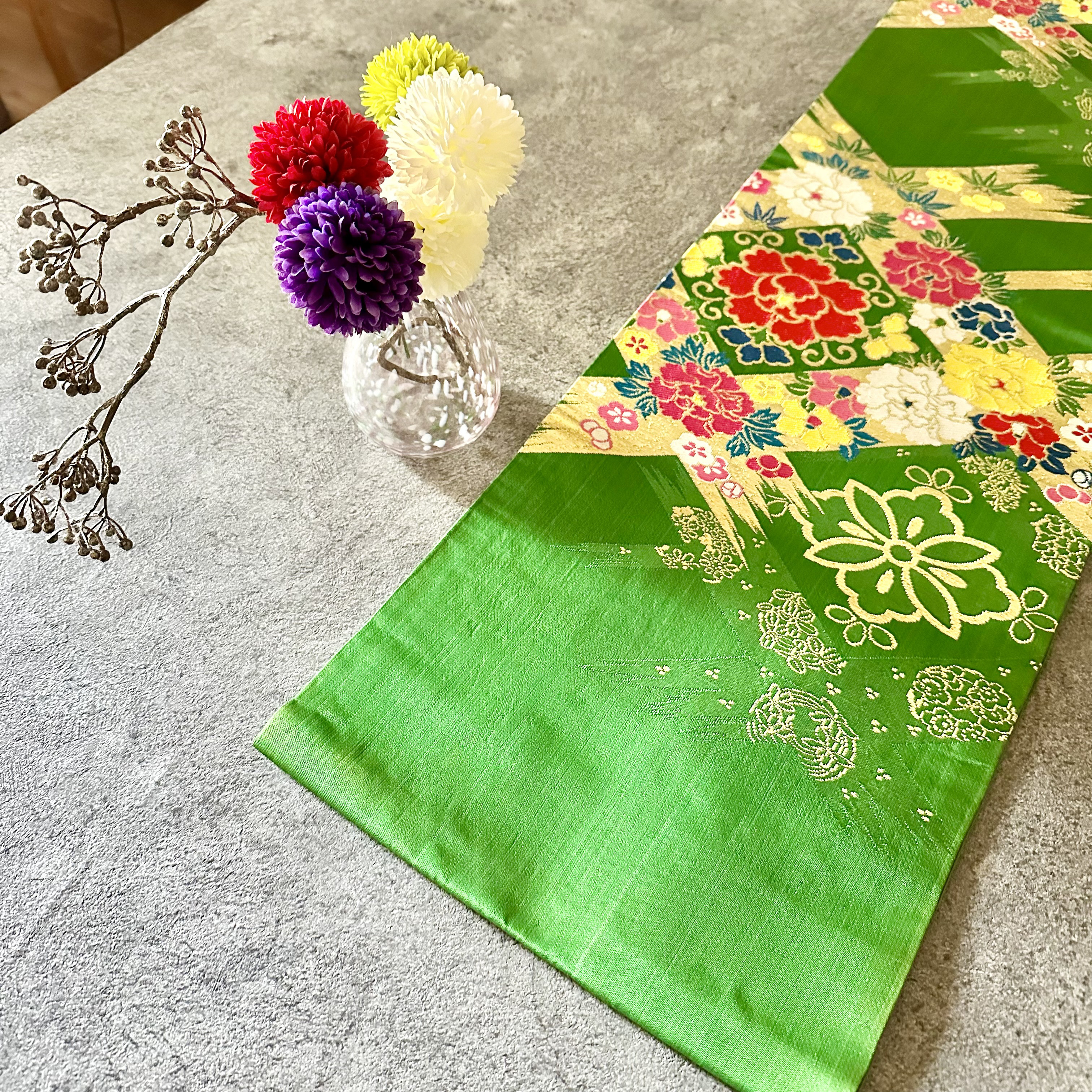 帯のタペストリー　鮮やかな緑にとりどりの花　帯　着物　リメイク インテリア　掛け軸 　テーブルランナー　ひなまつり｜詳細画像