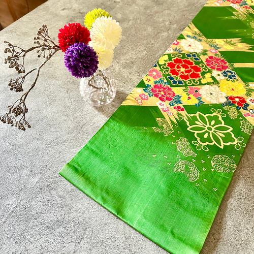 帯のタペストリー 鮮やかな緑にとりどりの花 帯 着物 リメイク