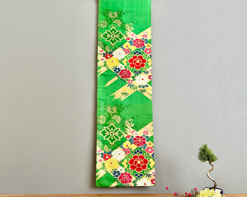 帯のタペストリー 鮮やかな緑にとりどりの花 帯 着物 リメイク