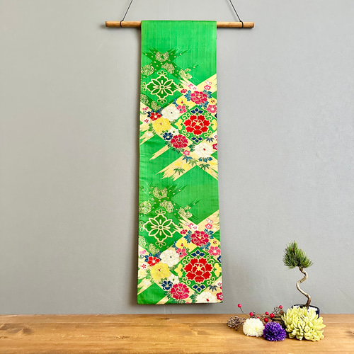 帯のタペストリー 鮮やかな緑にとりどりの花 帯 着物 リメイク