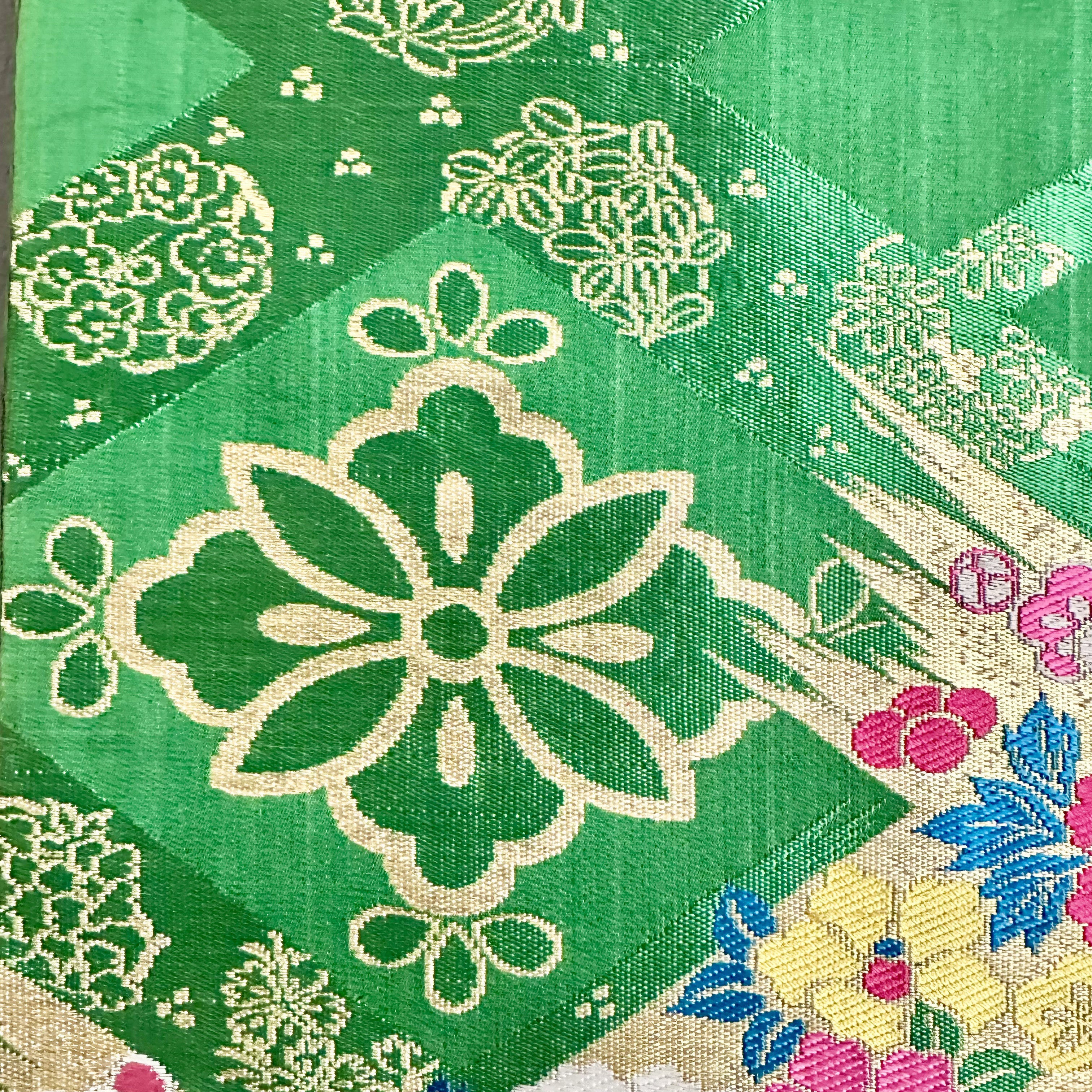 帯のタペストリー　鮮やかな緑にとりどりの花　帯　着物　リメイク インテリア　掛け軸 　テーブルランナー　ひなまつり｜詳細画像