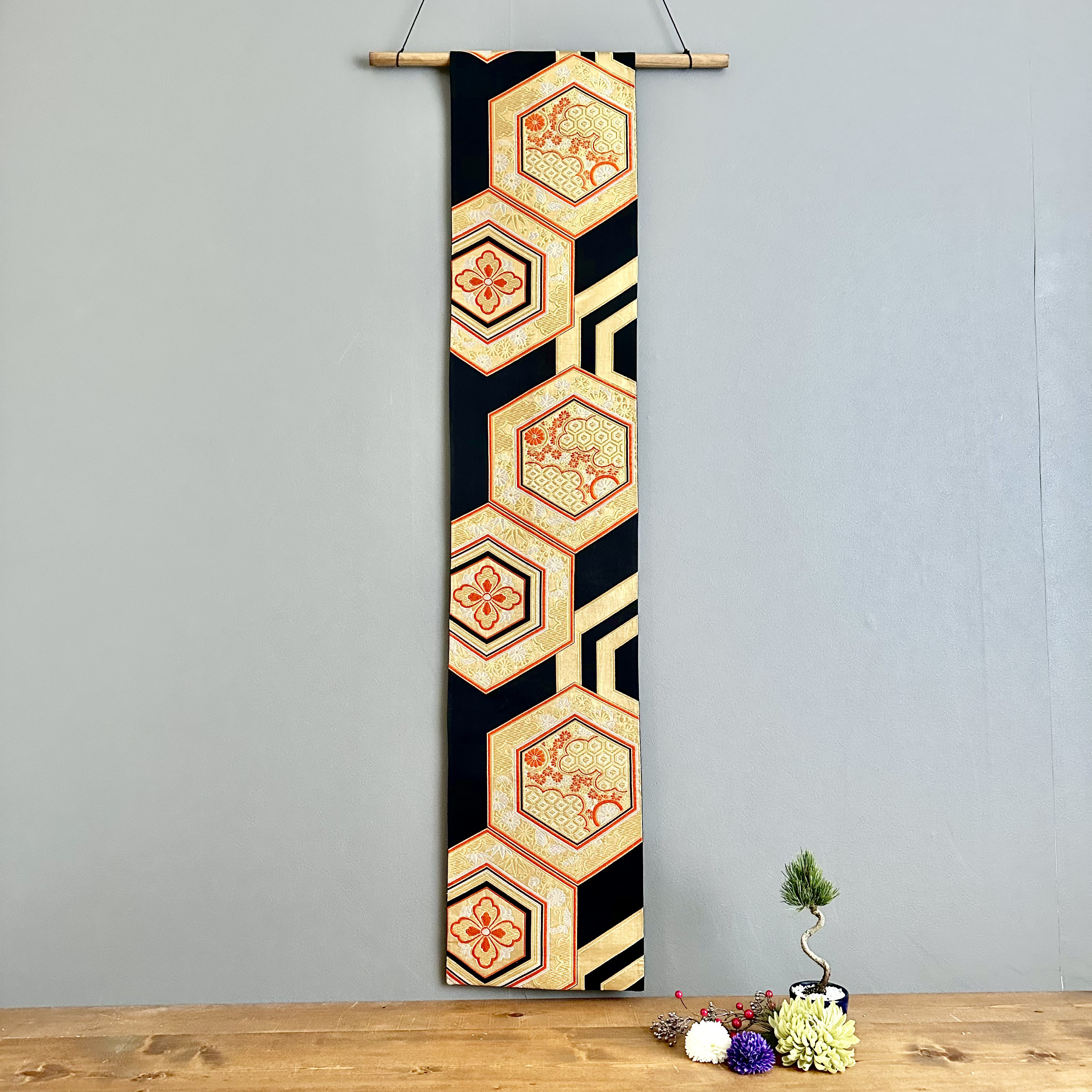 帯のタペストリー　漆黒に金色の亀甲　帯　着物　リメイク インテリア　掛け軸 　テーブルランナー　正月　小物　ひな祭り　壁