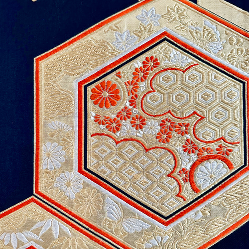 帯のタペストリー 漆黒に金色の亀甲 帯 着物 リメイク インテリア