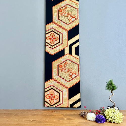 帯のタペストリー 漆黒に金色の亀甲 帯 着物 リメイク インテリア