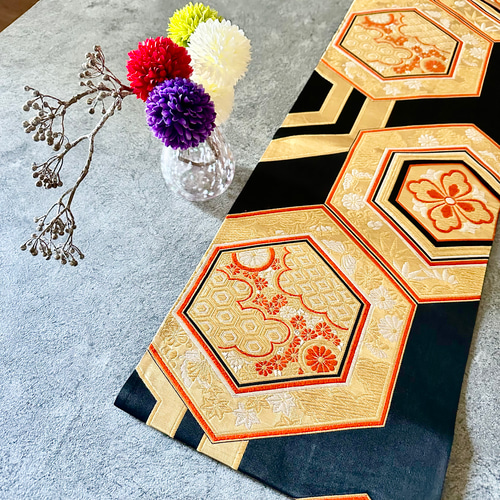 帯のタペストリー 漆黒に金色の亀甲 帯 着物 リメイク インテリア