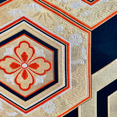 帯のタペストリー 漆黒に金色の亀甲 帯 着物 リメイク インテリア