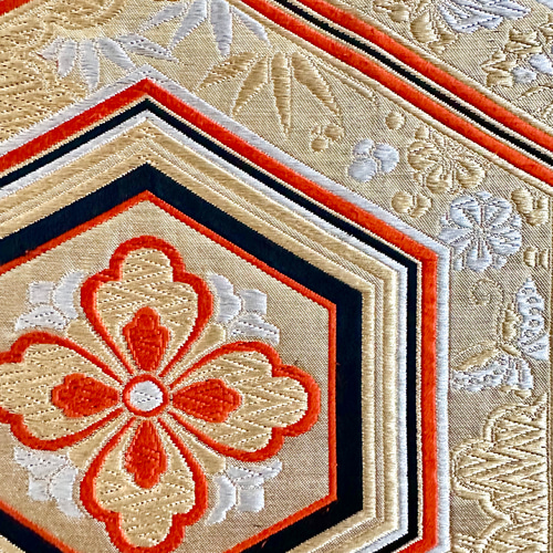 帯のタペストリー 漆黒に金色の亀甲 帯 着物 リメイク インテリア