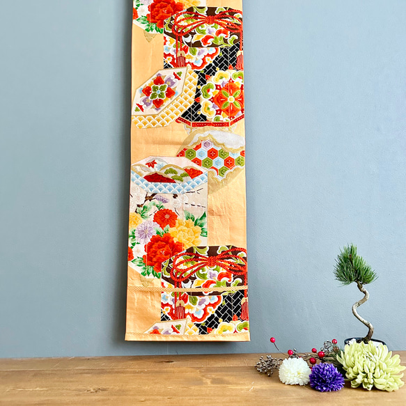 帯のタペストリー 金色に花々の貝桶 帯 着物 リメイク インテリア