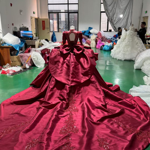 上質ワインレッド ラッフルスカート光沢サテン バックリボン 編み上げ