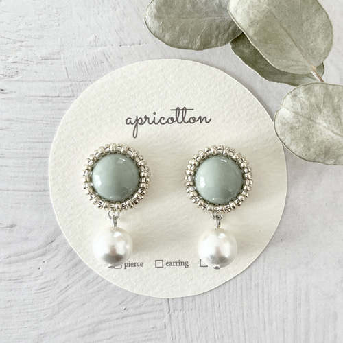 くすみグリーンカボションのフレーミングビーズ刺繍×貝パールピアス