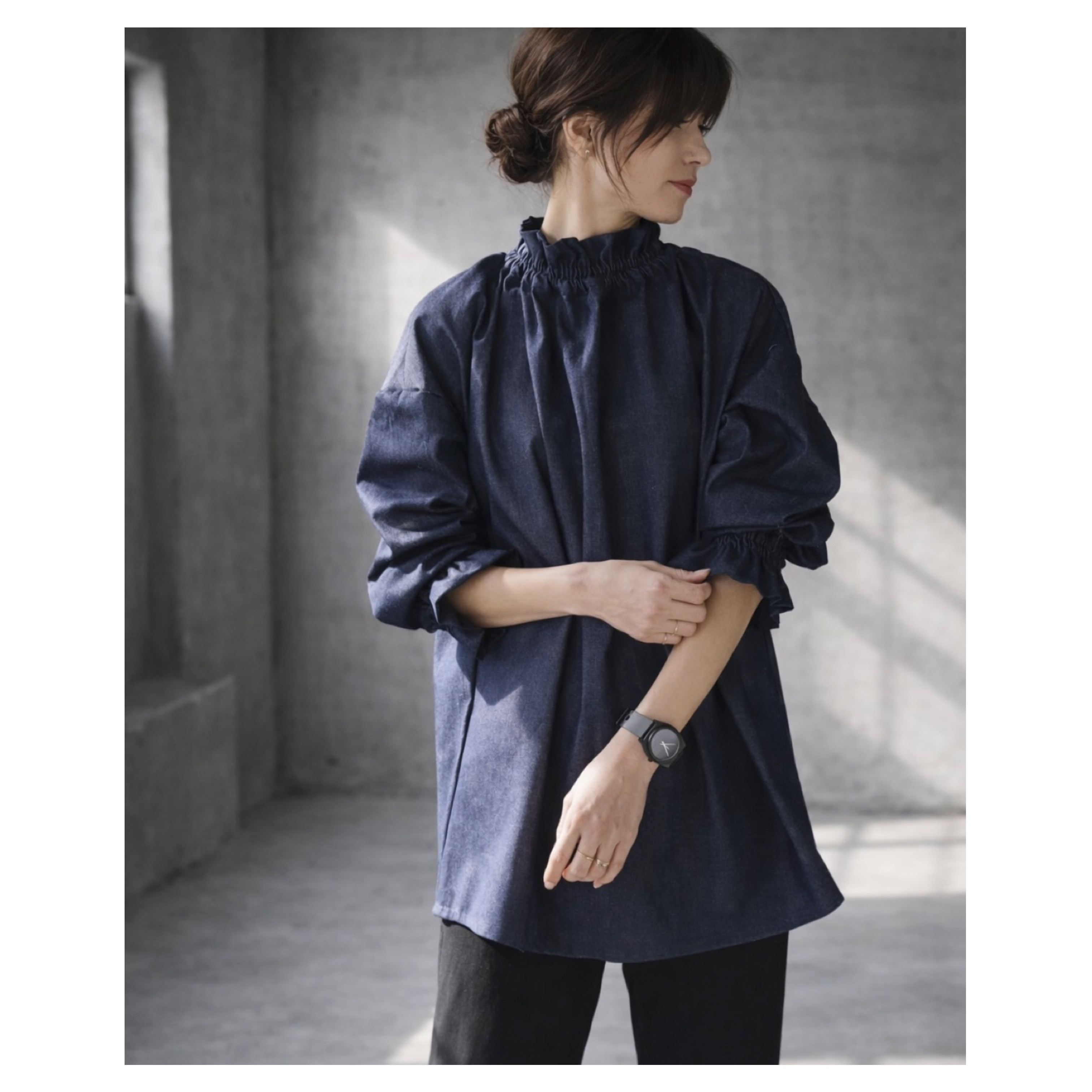 岡山県児島デニムで魅せる、フリルネックキャンディスリープブラウス／8オンスソフトデニムブラウス／インディゴ