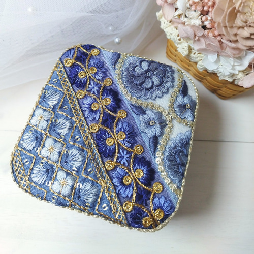 まり様お取引中⭐3321⭐❣️大人可愛い華やかアクセ❣️オリジナル✴インド刺繍 インド刺繍リボンのジュエリーケース | アクセサリーBOX ブルー ギフト