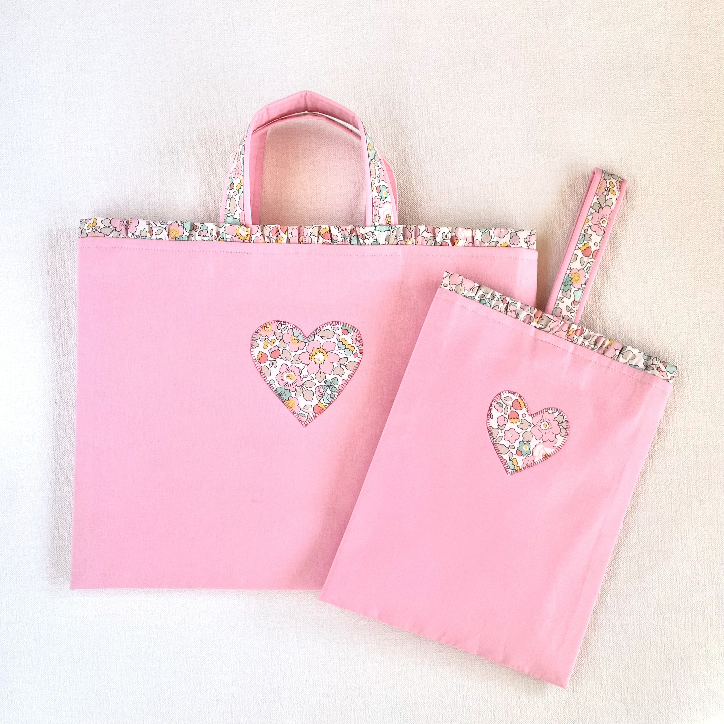 リバティのフリルとハートアップリケのレッスンバッグと上履き入れの２点セット（ペールピンク）