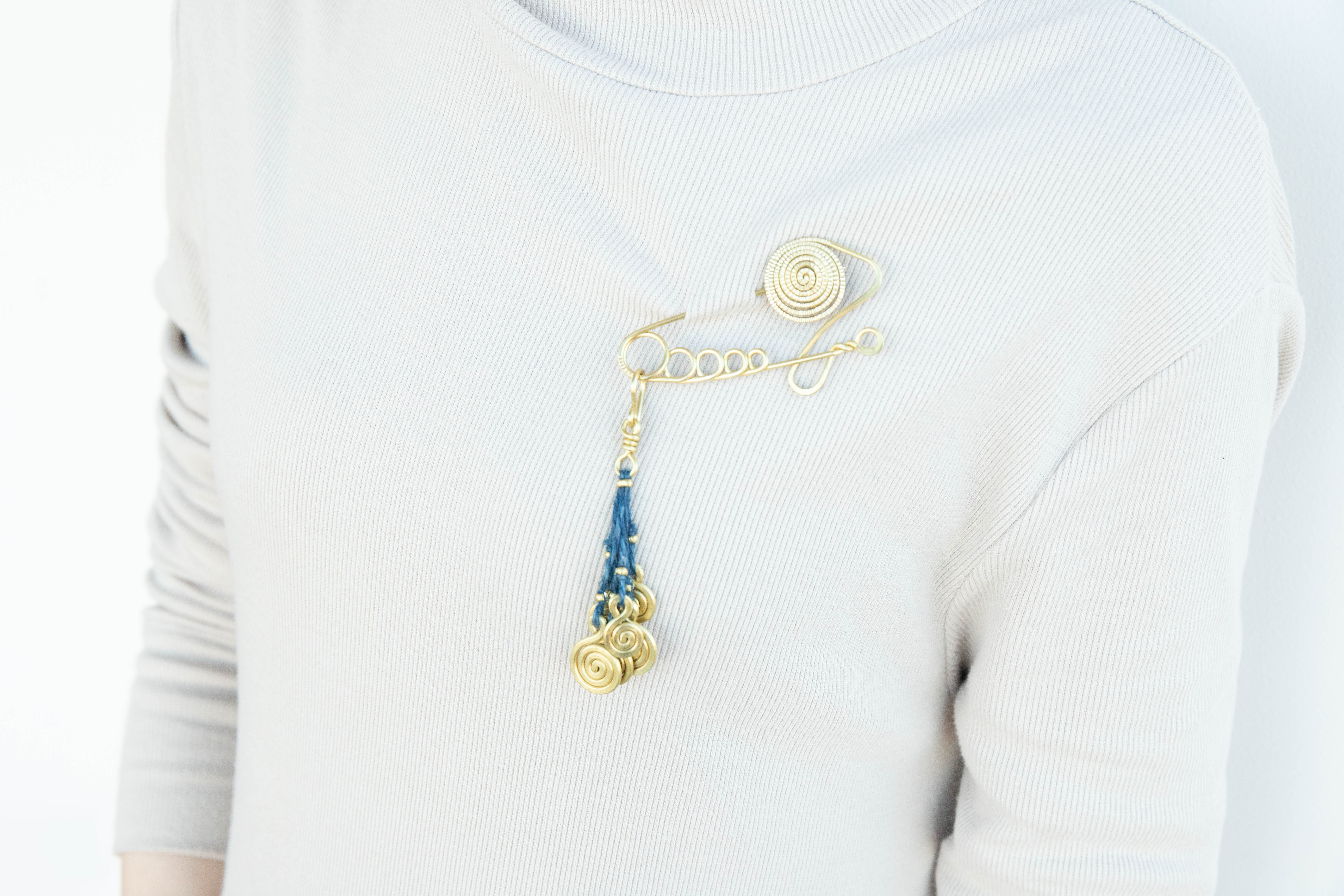 「福島・ならはの暮らしとクラフトマルシェ コラボ作品」衣服留(真鍮材x藍染)