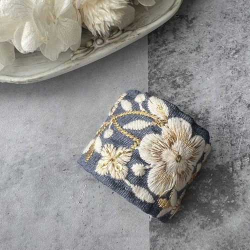 リボン　ポニーフック♡ブラックエッジアンティーク花柄♡ハンドメイド 刺繍リボンのポニーフック 花柄 ヘアカフ ヘアカフス 花柄リボン
