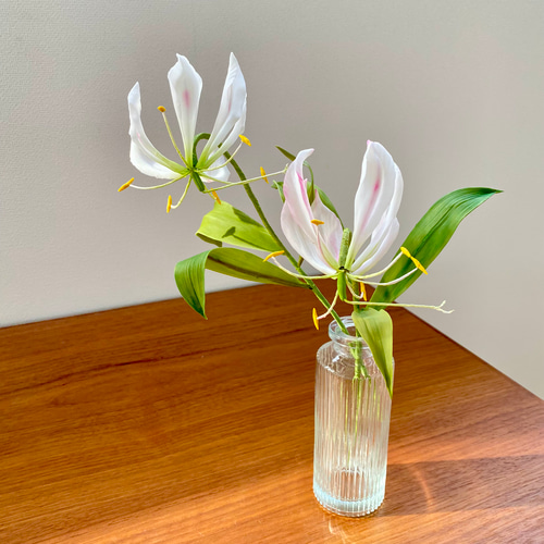 クレイフラワー＊樹脂粘土の白いグロリオサ・パールホワイト二輪