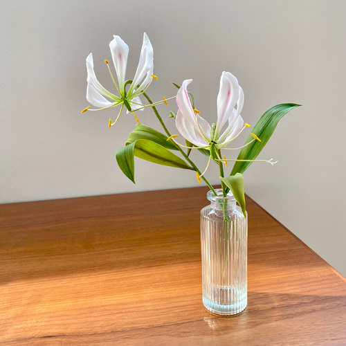 専用です。クレイフラワー 樹脂粘土のグロリオサ＊クレイフラワー＊一輪挿し アート