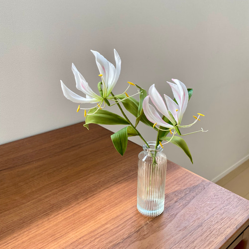 クレイフラワー＊樹脂粘土の白いグロリオサ・パールホワイト二輪