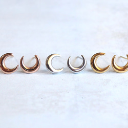 ☆新作☆三日月のピアス つけっぱなしOK 錆びないサージカルステンレス【MOON 月 3colors】 1枚目の画像